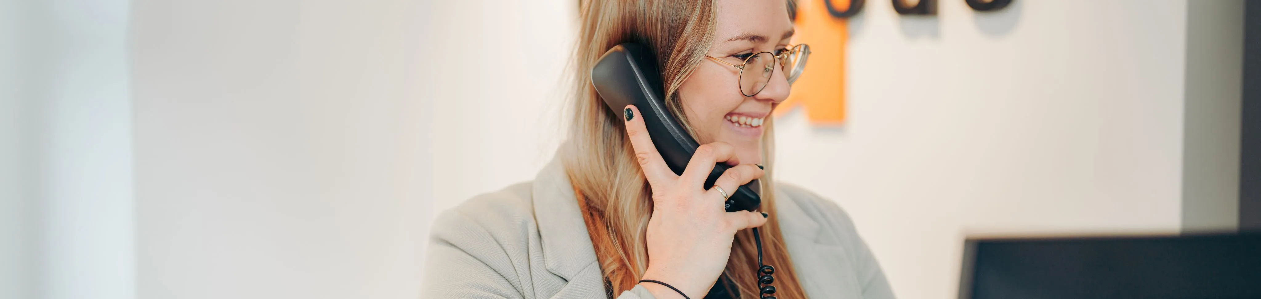 freundliche Frau am Telefon